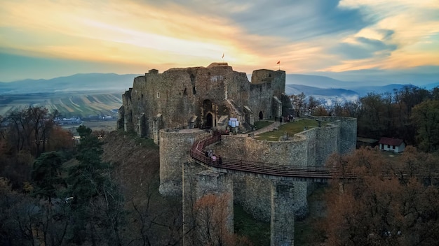 Vue aérienne par drone de la citadelle de Neamt à Targu Neamt Roumanie Forteresse au sommet d'une colline