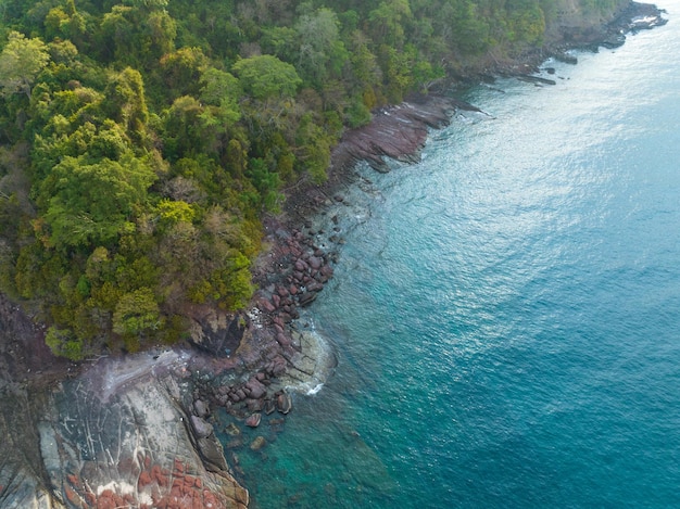 Vue aérienne par drone de la côte rocheuse et de la belle eau de mer turquoise du golfe de Thaïlande Kood island Thaïlande