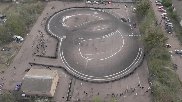 Vue aérienne par drone de la course de rue en plein air et de la piste de dérive en plein air