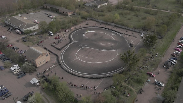 Vue aérienne par drone de la course de rue en plein air et de la piste de dérive