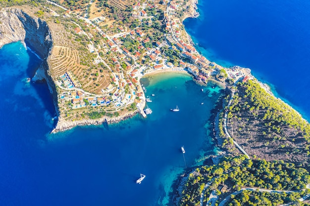 Vue aérienne par drone du magnifique village d'Assos sur l'île de Céphalonie en Grèce