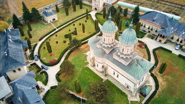 Vue aérienne par drone du monastère de Cetatuia à Iasi Roumanie Cour intérieure et bâtiments de l'église principale