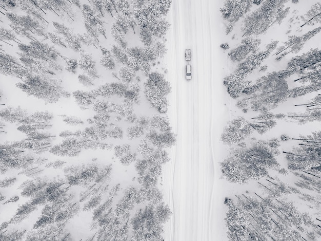 Vue Aérienne Par Drone De La Forêt D'hiver Et De La Route Couverte De Neige Vue à Vol D'oiseau