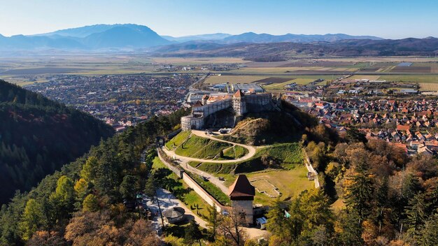 Vue aérienne par drone de la forteresse de Rasnov en Roumanie