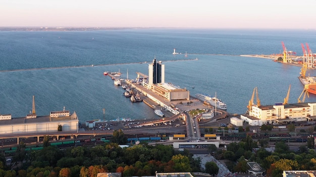 Vue aérienne par drone des navires de croisière et des cargos de l'infrastructure du port maritime d'odessa