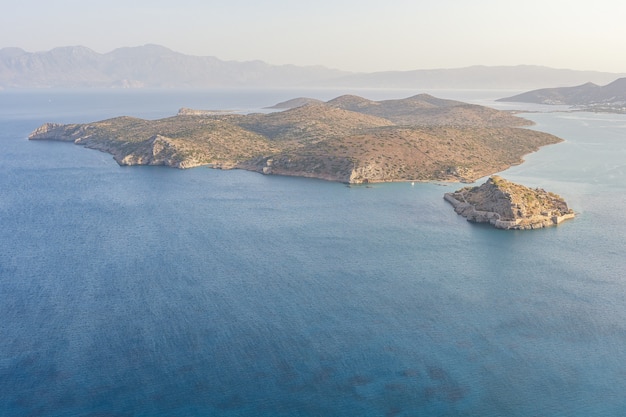Vue Aérienne Par Drone De Paysage Marin Idyllique Avec Petite île Méditerranéenne