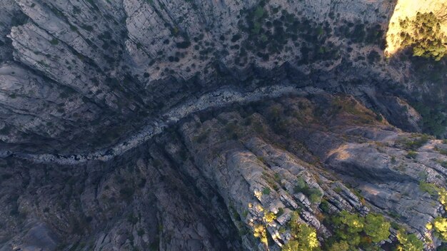 Vue aérienne par drone de la rivière de montagne sèche Gorge de pierre Plantes vertes sur les rochers Beau paysage