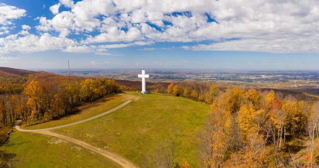 Vue aérienne par drone de la structure métallique de la Grande Croix du Christ sur Dunbar's Knob à Jumonville PA