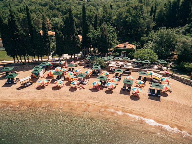 Vue aérienne de parasols lumineux sur la plage royale de przno