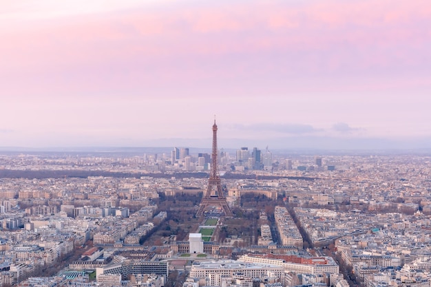 Vue aérienne de Paris au coucher du soleil France