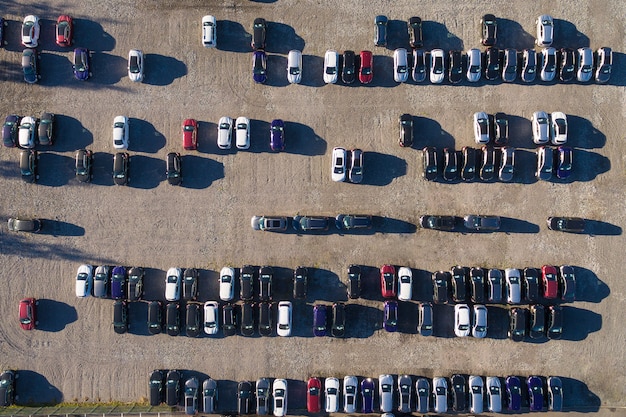 Vue aérienne d&#39;un parking avec beaucoup de voitures