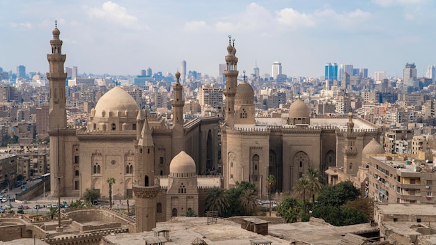 Vue aérienne de la partie ancienne du Caire. Mosquée-Madrassa du Sultan Hassan. Caire. Egypte. Laps de temps.