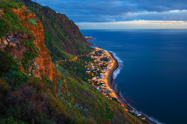 Vue aérienne de Paul do Mar sur Madère Portugal au coucher du soleil