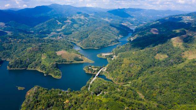 Vue Aérienne De Paysage Barrage De Mae Suai Et La Route Avec Des Ponts Reliant La Ville Dans La Vallée à Doi Chang Chiang Rai Thaïlande