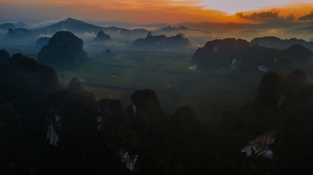 vue aérienne, paysage, de, montagne, dans, crépuscule, temps, krabi, thaïlande