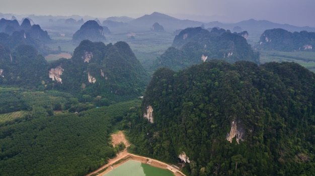 vue aérienne paysage de montagne à Krabi en Thaïlande