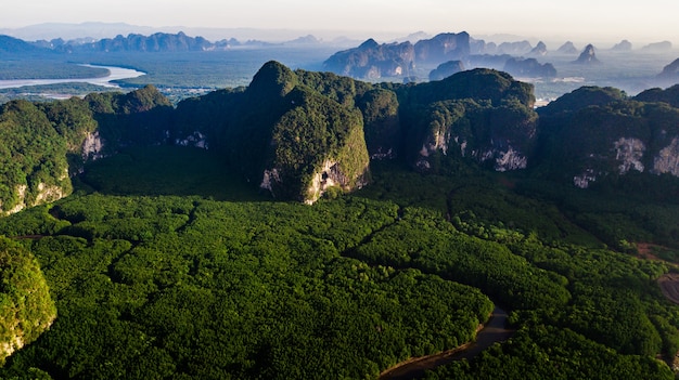 vue aérienne paysage de montagne à Krabi en Thaïlande