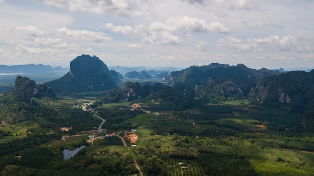 vue aérienne paysage de montagne à Krabi en Thaïlande