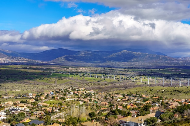 Vue aérienne paysage de montagne verte avec des nuages sombres et des villages avec des maisons à flanc de montagne. Navacerrada Madrid. L'Europe .