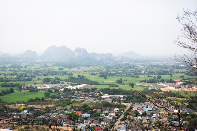 Vue aérienne paysage paysage urbain de la ville de Ratchaburi et des montagnes calcaires Tham Khao Ngu avec rizière et maison de construction village à Khao Kaen Chan point de vue sur la colline de Ratchaburi en Thaïlande