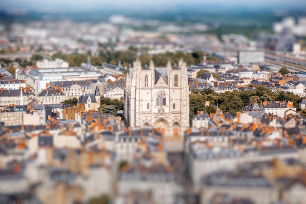 Vue aérienne sur le paysage urbain avec de beaux bâtiments et la cathédrale Saint Pierre dans la ville de Nantes par temps ensoleillé en France. Technique d'image par basculement