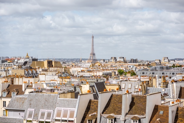 Vue aérienne de paysage urbain sur la belle ligne d'horizon avec de vieux bâtiments et la tour Eiffel pendant le temps nuageux à Paris