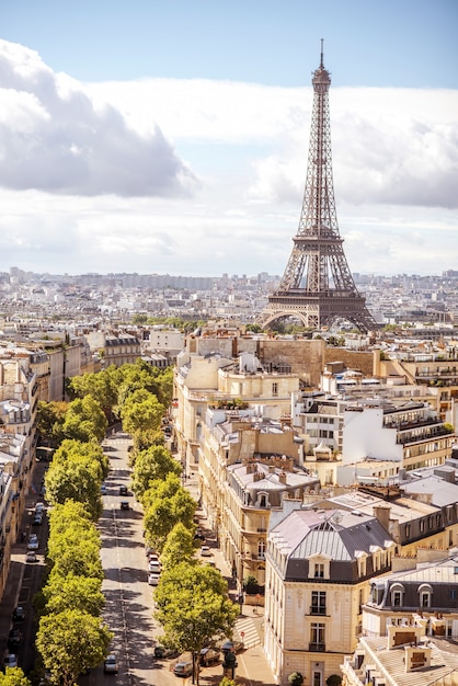 Vue aérienne de paysage urbain sur la tour Eiffel pendant la journée ensoleillée à Paris