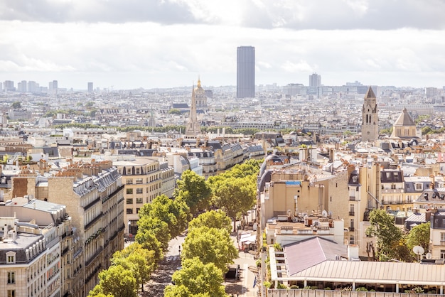 Vue aérienne de paysage urbain avec la tour Montparnasse pendant la journée ensoleillée à Paris