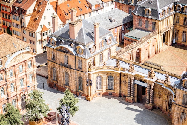 Vue aérienne de paysage urbain sur la vieille ville avec cour du palais des Rohan dans la ville de Strasbourg en France