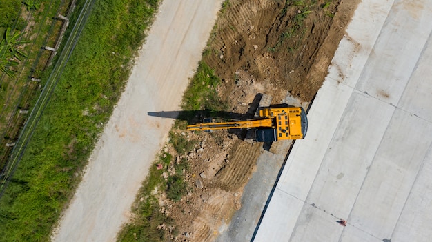 Vue aérienne de pelle travaillant dans le chantier de construction