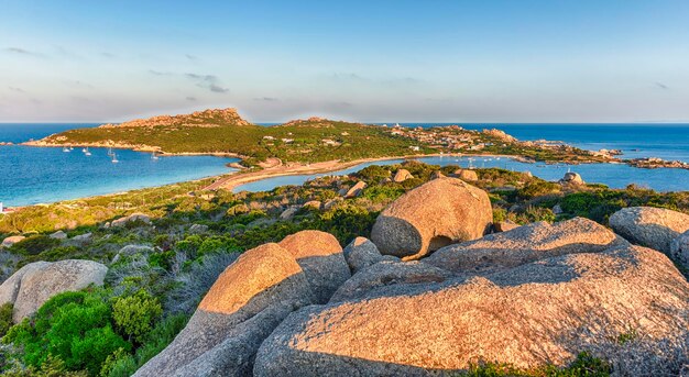 Vue aérienne de la péninsule de Capo Testa dans le nord de la Sardaigne, en Italie