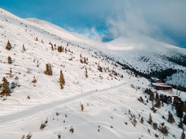 Vue aérienne de la pente de la station de ski de jasna et de la zone de freeride