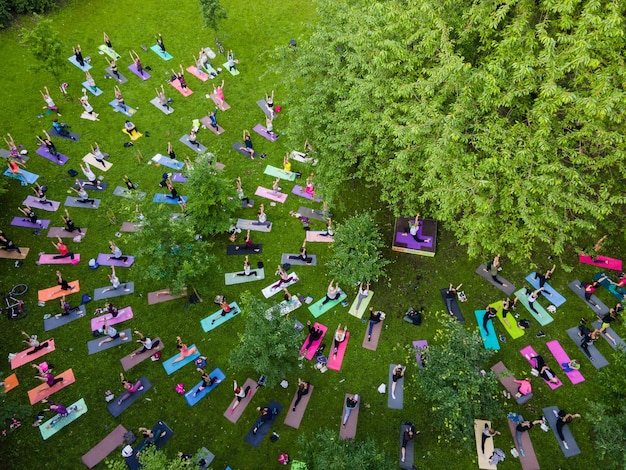 Vue aérienne de personnes faisant du yoga dans un parc public de la ville