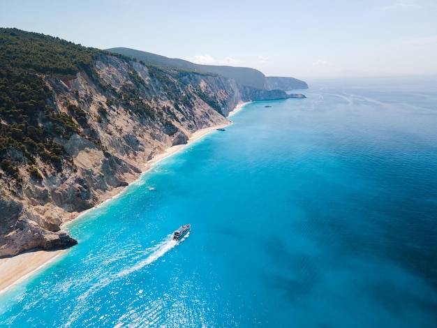 Vue aérienne d'un petit bateau de croisière naviguant autour de l'île de Lefkada