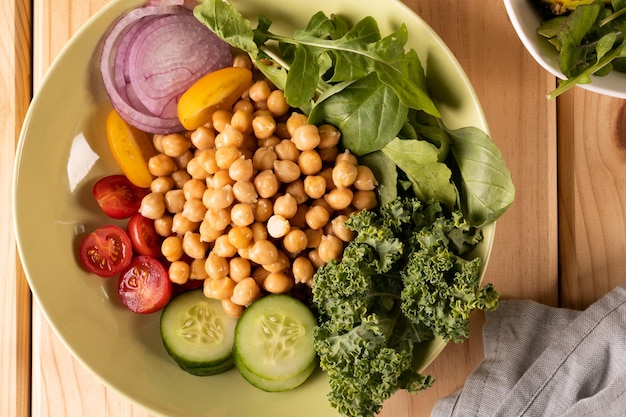 Photo vue aérienne d'un petit-déjeuner frais et sain dans un bol sur la table, espace de copie. inchangé, nourriture, alimentation saine.