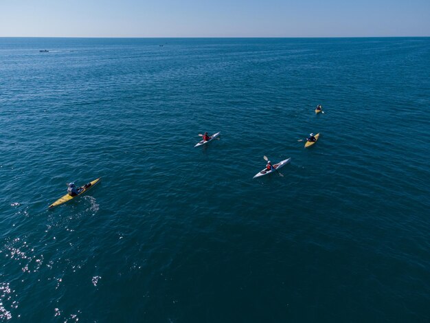 Vue aérienne d'un petit groupe de personnes faisant du kayak de mer