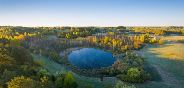 Vue aérienne d'un petit lac