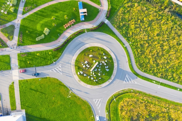 Vue aérienne petit rond-point, aussi appelé rond-point, rond-point, giratoire.