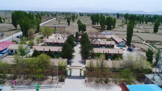 Vue aérienne d'une petite école au milieu de terres agricoles sèches Gansu Chine