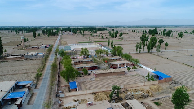 Vue aérienne d'une petite école au milieu de terres agricoles sèches Gansu Chine