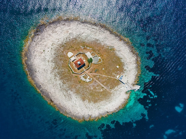 Vue aérienne de la petite île avec phare en mer Adriatique près de l'île de Hvar Croatie