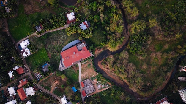 Vue aérienne d'une petite rivière qui traverse un village en Inde