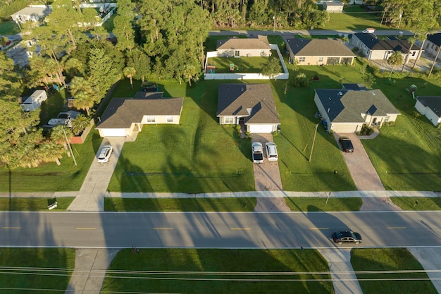 Vue aérienne d'une petite ville américaine en Floride avec des maisons privées entre des palmiers verts et des rues de banlieue dans un quartier résidentiel calme