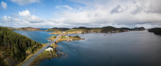 Vue aérienne d'une petite ville sur une côte rocheuse de l'océan Atlantique Terre-Neuve Canada