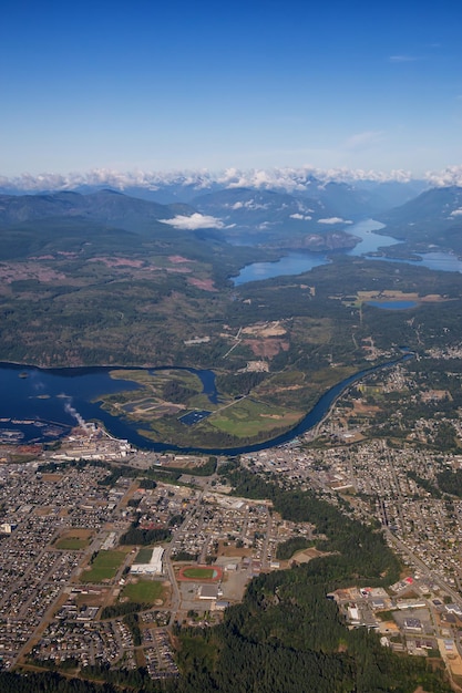 Vue aérienne d'une petite ville de Port Alberni sur l'île de Vancouver