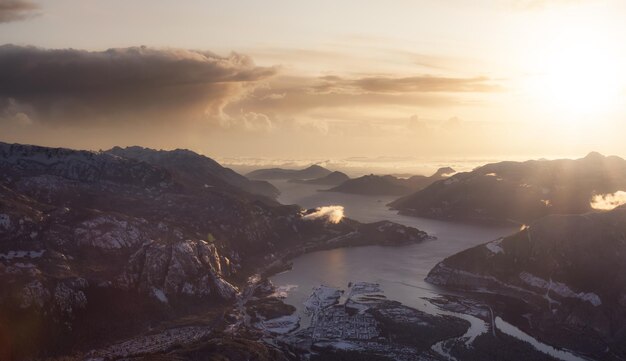 Vue aérienne d'une petite ville de Squamish dans la baie Howe pendant la saison hivernale