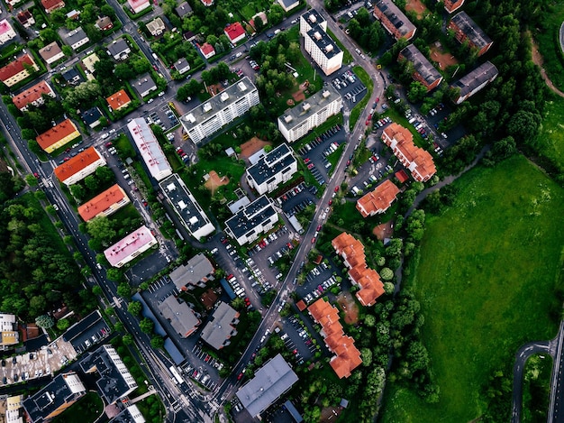 Vue aérienne d'une petite ville ou d'un village en Europe depuis le drone Finlande campagne en été