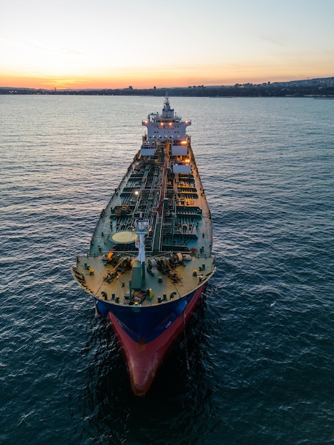 Vue aérienne pétrolier transporteur pétrolier sur la mer au coucher du soleil