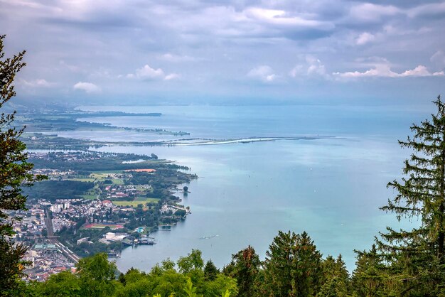 Photo vue aérienne de pfander au lac bodensee constance avec les villes historiques de lindau et bregenz