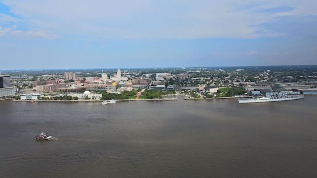 Vue aérienne de philadelphie le long du fleuve delaware les routes et les infrastructures sur ben franklin br